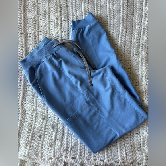 Blue Fabletics Scrub Set S/ST - Picture 5 of 10